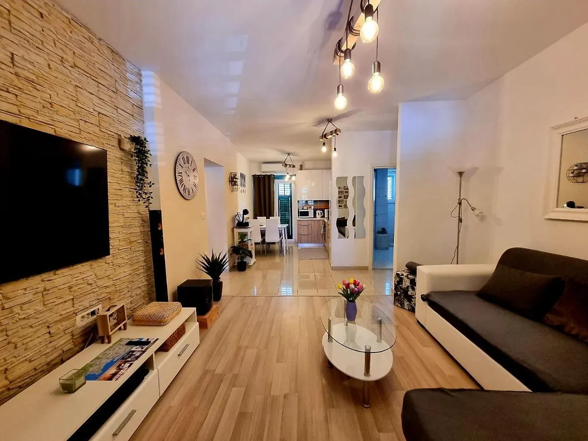 Apartment Lux Zára 0*,